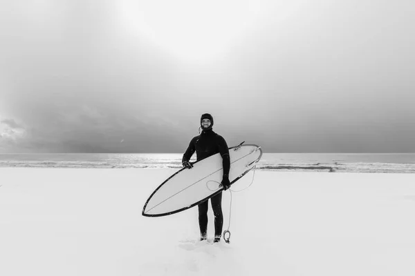 스노이 겨울에 서핑보드 서핑하기 잠수복을 겨울과 파도타기 — 스톡 사진