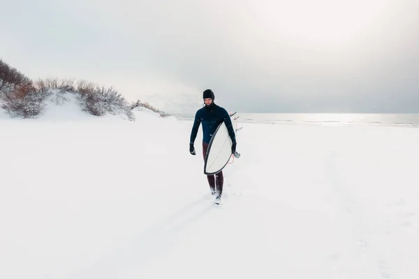스노이 겨울에 서핑보드 서핑하기 해변과 잠수복을 파도타기 — 스톡 사진