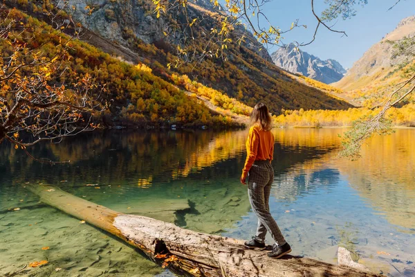 Happy Woman Crystal Lake Autumnal Mountains Mountain Lake Traveller — Stock Photo, Image
