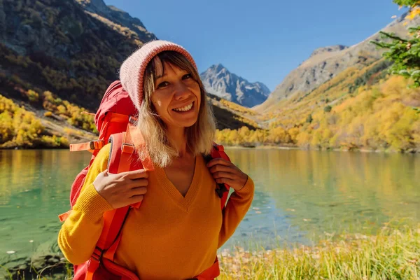 Wędrowiec Szczęśliwa Kobieta Nad Jeziorem Jesiennych Górach Górskie Jezioro Turysta — Zdjęcie stockowe