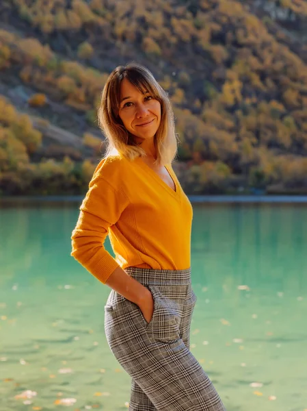 Mulher Feliz Lago Cristal Nas Montanhas Outonais Montanha Lago Viajante — Fotografia de Stock