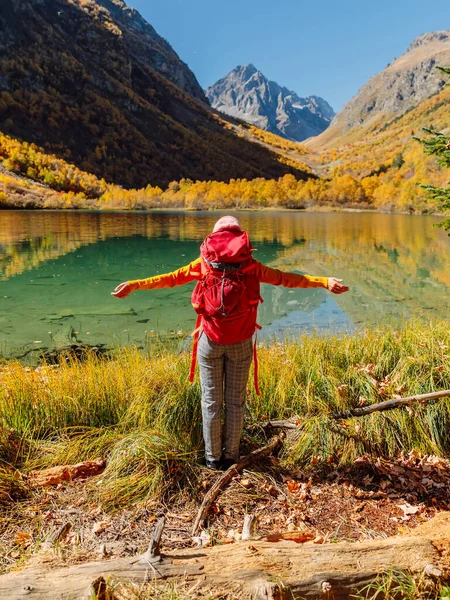 Caminante Mujer Feliz Lago Las Montañas Otoñales Lago Montaña Turista —  Fotos de Stock