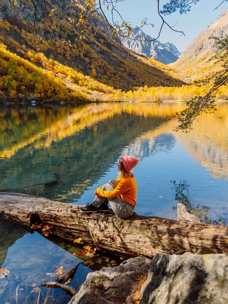Mujer Feliz Crystal Lake Las Montañas Otoñales Lago Montaña Viajero — Foto de Stock