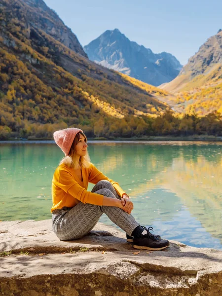 Mujer Feliz Crystal Lake Las Montañas Otoñales Lago Montaña Viajero — Foto de Stock