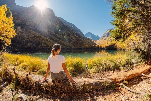 Femme Heureuse Lac Cristal Dans Les Montagnes Automnales Lac Montagne — Photo