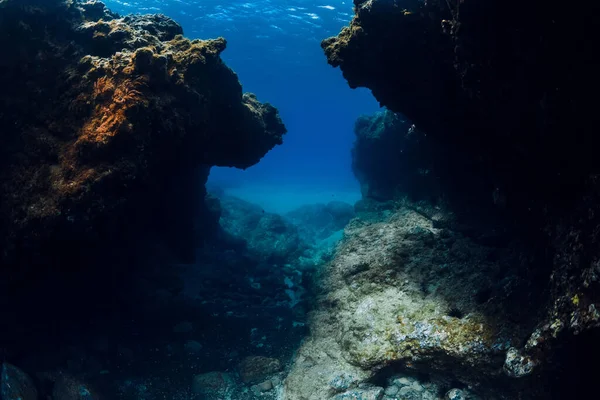 Scena Subacquea Con Rocce Nell Oceano Blu — Foto Stock