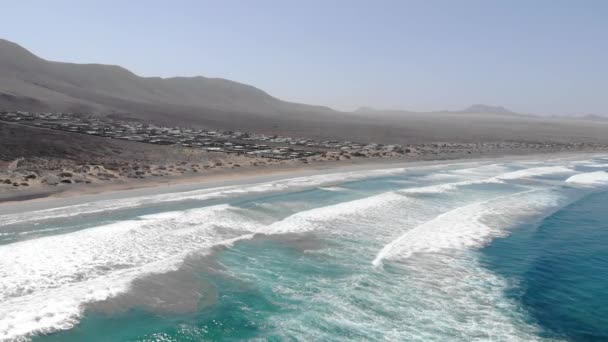 Vista Aérea Playa Famara Con Océano Azul Olas Surf Lanzarote — Vídeo de stock
