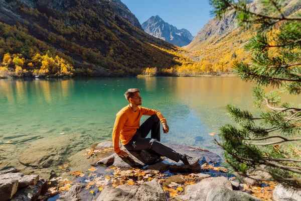 Feliz Hombre Lago Cristal Las Montañas Otoñales Lago Montaña Excursionista — Foto de Stock