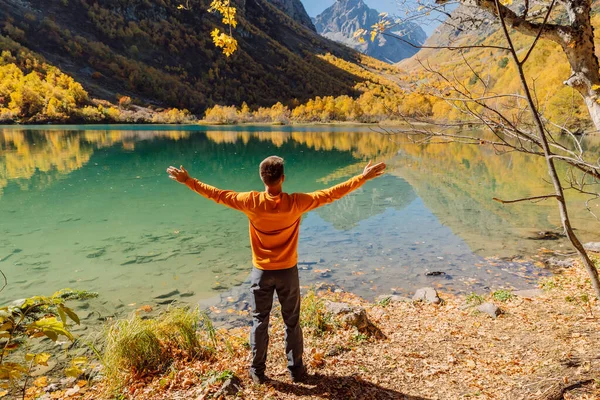 Szczęśliwy Człowiek Nad Kryształowym Jeziorem Jesiennych Górach Jezioro Górskie Turysta — Zdjęcie stockowe