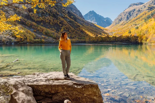 Mujer Atractiva Lago Cristal Las Montañas Otoñales Lago Montaña Chica —  Fotos de Stock