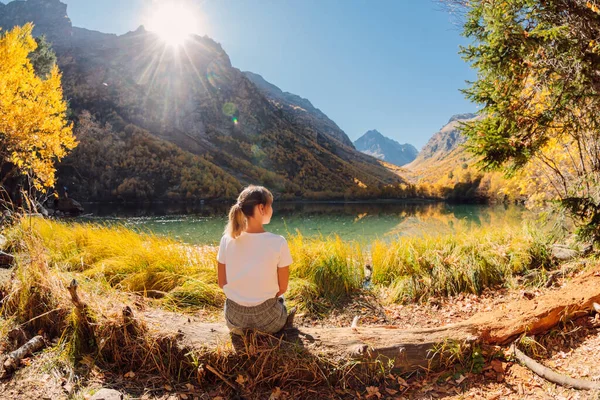Senderista Mujer Relajarse Lago Cristal Las Montañas Otoñales Lago Montaña —  Fotos de Stock