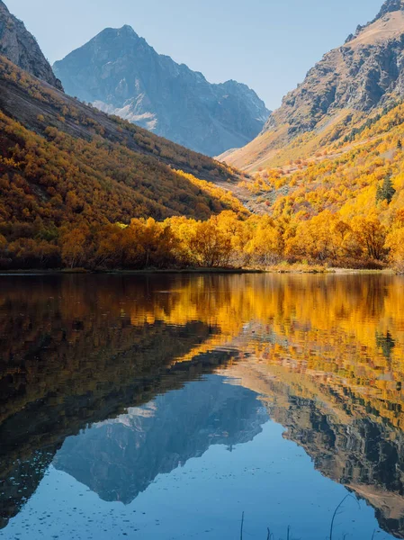 Şeffaf Yansıma Renkli Sonbahar Ağaçları Olan Dağ Gölü Dağlar Göl — Stok fotoğraf