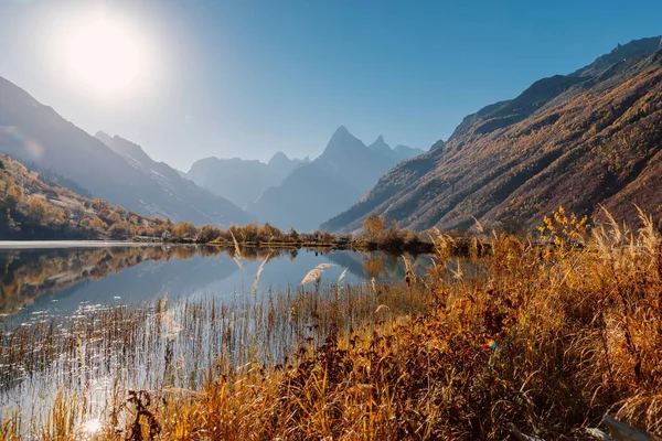 Horské Jezero Odrazem Podzimní Stromy Hory — Stock fotografie