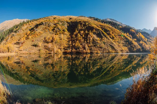 Fjällsjö Med Reflektion Höstträd Och Berg — Stockfoto