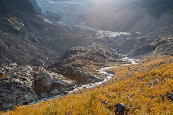 Montañas Rocosas Glaciares Pasto Otoñal Paisaje Alta Montaña Con Río —  Fotos de Stock