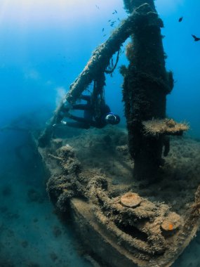 10 Eylül 2020. Anapa, Rusya. Dalgıç kıyafetli profesyonel bir nakliyeci ve su altı yosunlu bir enkaz..