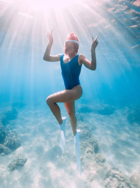 Fiesta Navidad Con Freediver Feliz Mujer Freediver Con Gorra Año — Foto de Stock