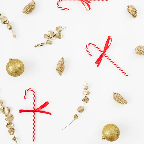 Vánoční Zimní Kompozice Zlatá Dekorace Cukrové Tyčinky Bílém Plocha Výhled — Stock fotografie