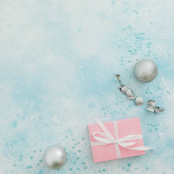 Weihnachtsrahmen Aus Stilvoller Geschenkschachtel Und Silberdekoration Auf Blauem Hintergrund Winterferienkonzept — Stockfoto