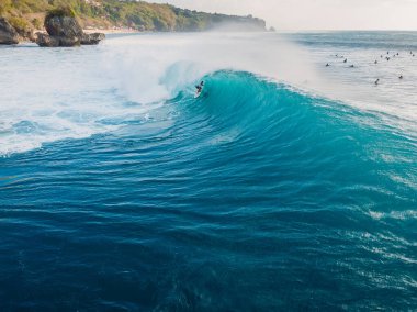 Fıçı dalgasında sörf yapan hava manzaralı. Mavi mükemmel dalgalar ve okyanustaki sörfçüler