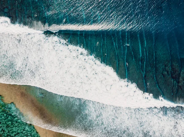 Αεροφωτογραφία Ενός Σέρφερ Στον Γαλάζιο Ωκεανό Κύματα Άνω Όψη — Φωτογραφία Αρχείου