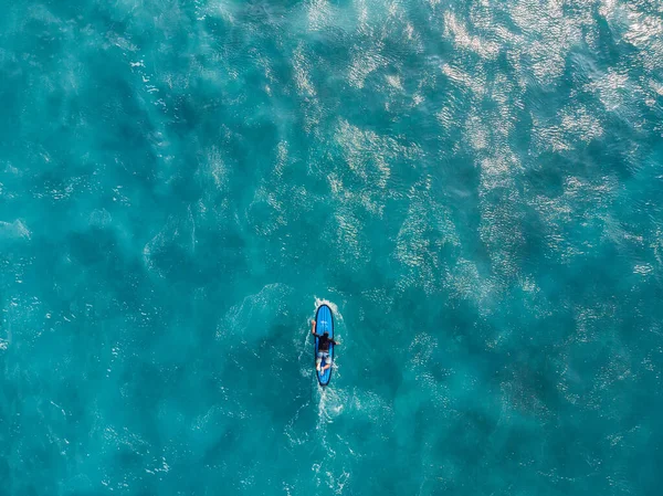 Letecký Pohled Surfaře Surfaře Modrém Oceánu Pěnou Horní Pohled — Stock fotografie