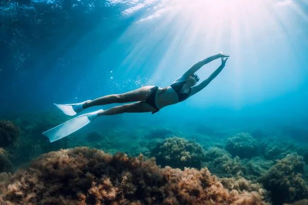 Freediver Jonge Vrouw Met Witte Vinnen Glijdt Onderwater Met Zonnestralen — Stockfoto