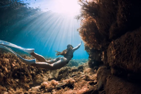 Freediver Girl White Fins Glides Rock Seaweed Sun Rays Freediving — Stock Photo, Image