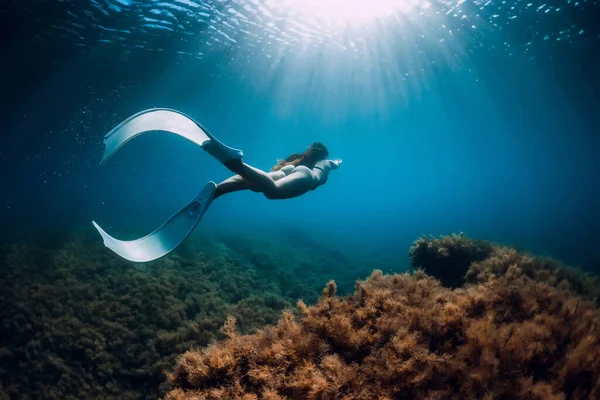 Freediver Meisje Met Witte Vinnen Glijdt Buurt Van Rots Met — Stockfoto