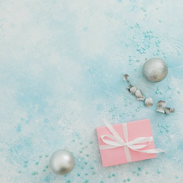 Weihnachtsrahmen Aus Geschenkschachtel Und Silberdekoration Auf Blauem Hintergrund Winterferienkonzept Flach — Stockfoto