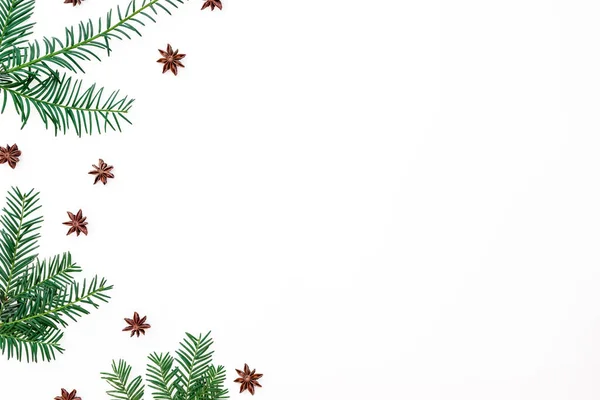 白い背景にアニスと常緑枝のクリスマスのお祝いの概念 冬の背景 フラットレイアウト トップビュー — ストック写真