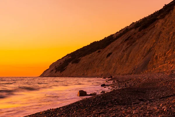 在日落或日出时波浪汹涌的海洋石滩 — 图库照片
