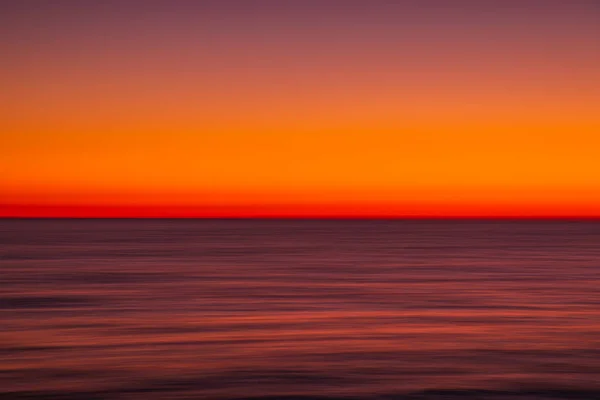 Ozean Mit Wellen Bei Hellem Sonnenuntergang Oder Sonnenaufgang Mit Langzeitbelichtung — Stockfoto