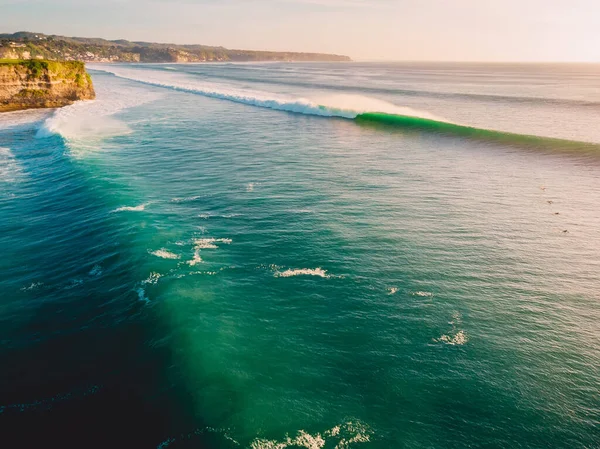 Gün Batımında Yeşil Dalgaların Havadan Görüntüsü Bali Sörf Için Büyük — Stok fotoğraf