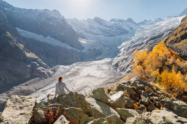 Μια Πεζοπόρος Χαλαρώνει Στα Βουνά Βουνό Παγετώνα Και Τουριστικό — Φωτογραφία Αρχείου