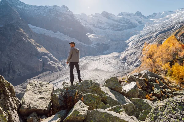 Πεζοπόρος Άνθρωπος Στα Βουνά Βουνό Παγετώνα Και Τουριστικό — Φωτογραφία Αρχείου