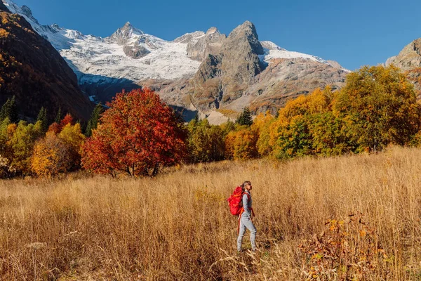 Πεζοπόρος Γυναίκα Σακίδιο Στα Φθινοπωρινά Βουνά Βουνό Παγετώνα Και Τουριστικό — Φωτογραφία Αρχείου