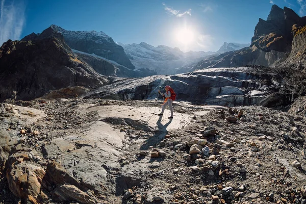 Hiker Kvinna Med Ryggsäck Bergen Berg Med Glaciär Och Turist — Stockfoto