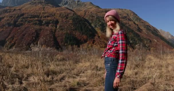 Mujer Joven Disfrutando Las Montañas Otoñales Montaña Turismo Feliz — Vídeo de stock