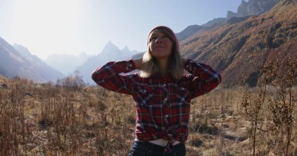 Νεαρή Γυναίκα Απολαμβάνει Στα Φθινοπωρινά Βουνά Βουνό Και Χαρούμενος Τουρίστας — Αρχείο Βίντεο