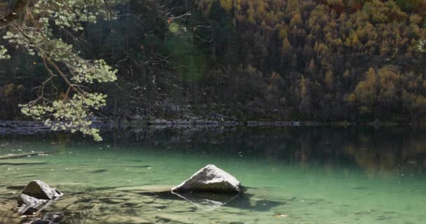 Horské Jezero Průzračnou Vodou Slunečním Světlem — Stock video