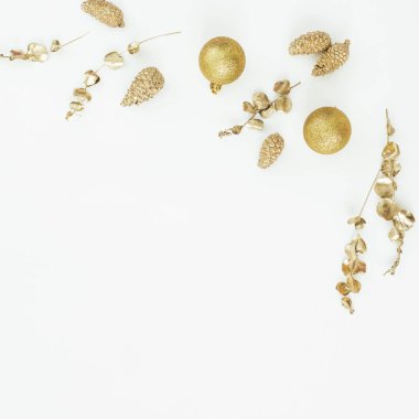 Beyaz arka planda altın madalya. Düz yerde, üst tarafta. Yeni yıl tatili. Noel kış kompozisyonu.