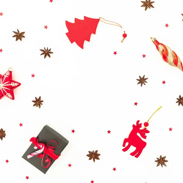 Weihnachtsrahmenkomposition Geschenkbox Rotes Spielzeug Und Konfetti Auf Weißem Hintergrund Flache — Stockfoto