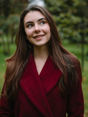 Park 'taki genç ve çekici kadının portresini yakından çek. Ceketli kadın.