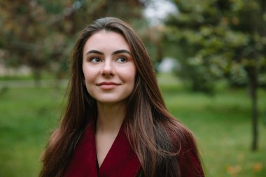 Park 'taki genç ve çekici kadının portresini yakından çek. Ceketli kadın.