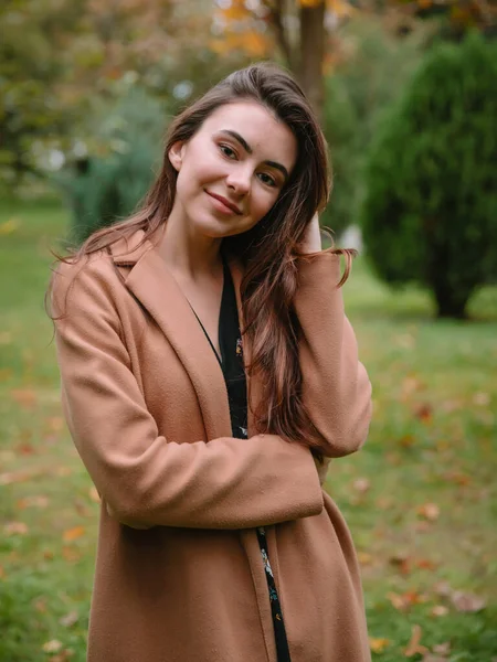 Retrato Una Joven Atractiva Parque Mujer Con Abrigo — Foto de Stock