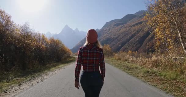 Νεαρή Γυναίκα Που Περπατάει Στα Φθινοπωρινά Βουνά Βουνό Και Χαρούμενος — Αρχείο Βίντεο