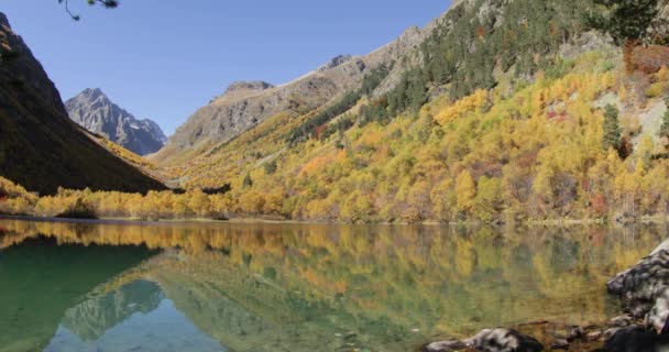 Lago Montaña Con Agua Transparente Árboles Coloridos — Vídeos de Stock