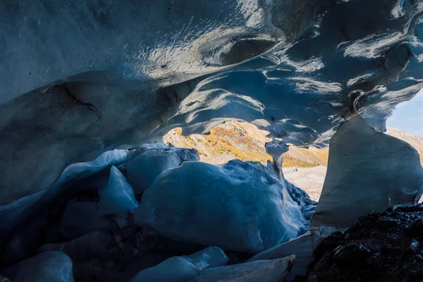 Buzullar Kapansın Dağlardaki Mavi Buz Mağarası — Stok fotoğraf