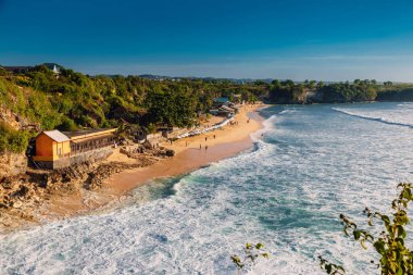 Bali 'deki Balangan sahilinde okyanusta büyük dalgalar var. Sörf ve popüler plaj için mükemmel dalgalar.